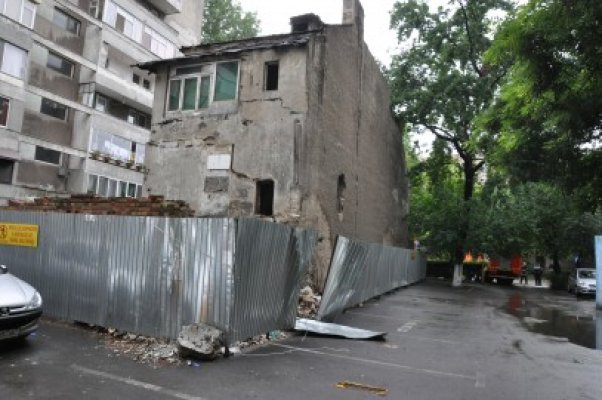 Au început să ia foc gunoaiele din Vila Elena. Exasperat, proprietarul anunţă că va demola clădirea!